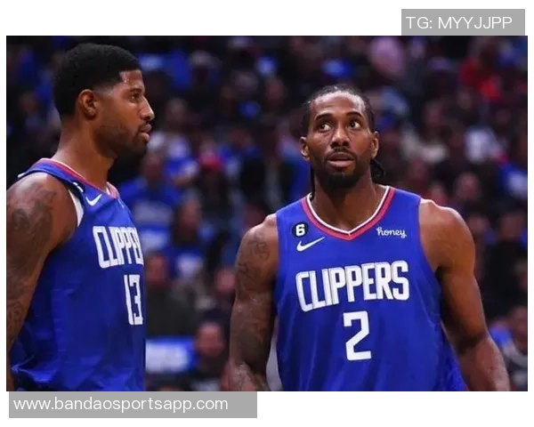 莱昂纳德赛后更衣室拒绝采访引发媒体热议与球迷关注