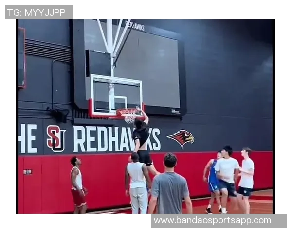 媒体人分享淡厚然NCAA新赛季媒体照展现岁月痕迹与沧桑感