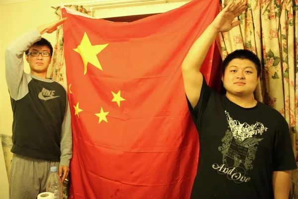 国内球队豪取胜利，赢得粉丝狂热支持