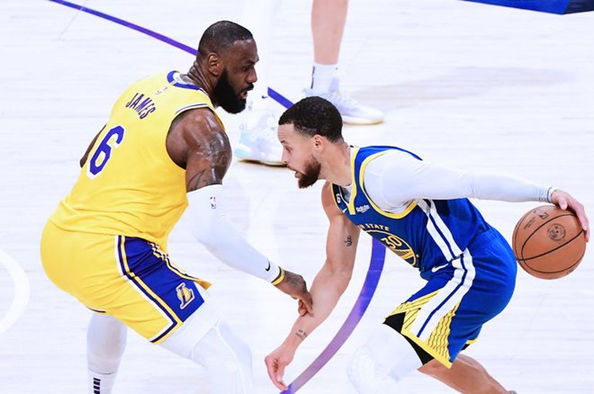 NBA赛场上演激烈对攻，湖人击败勇士取得连胜
